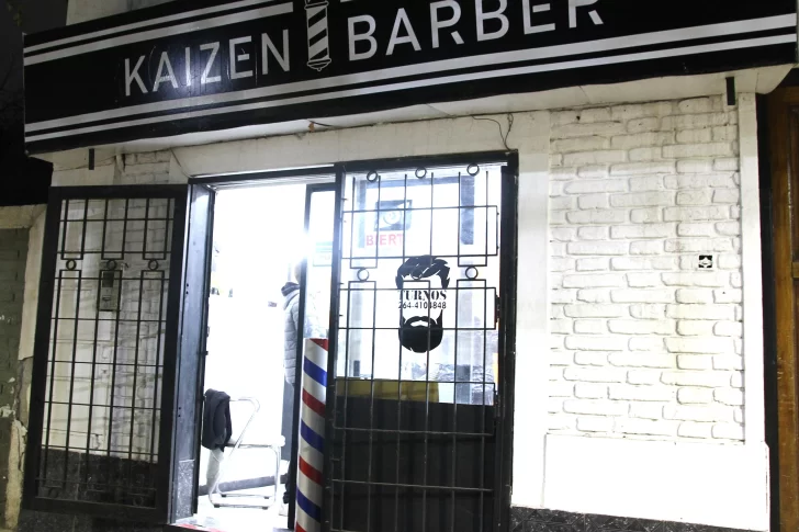 A un barbero le desvalijaron el local, encima a plena luz del día