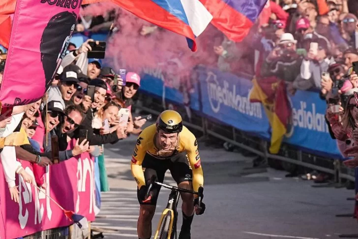 Roglic voló en la crono y es el líder