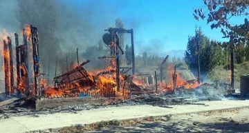 Ardió por completo una casa prefabricada