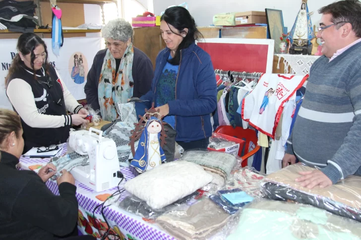 No son expertos en costura, pero se las ingenian para rediseñar ropa para donar