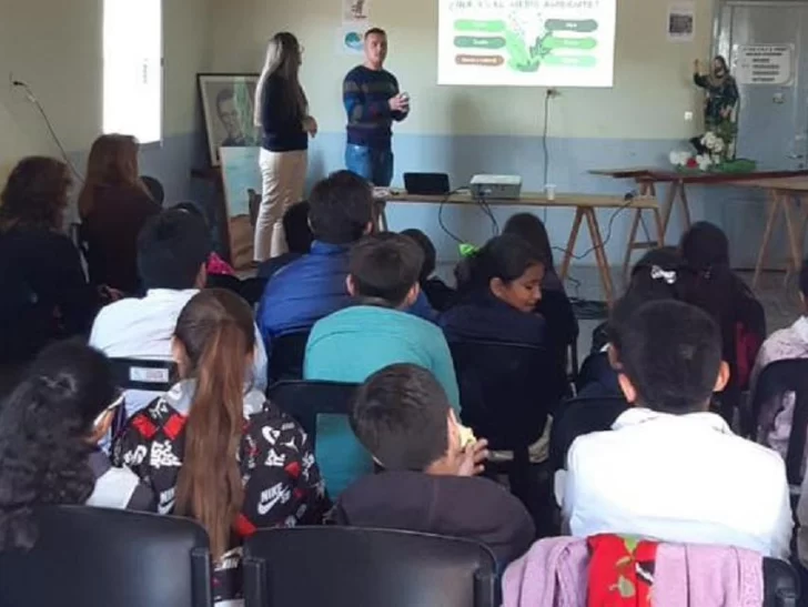 Charla ambiental en una capilla