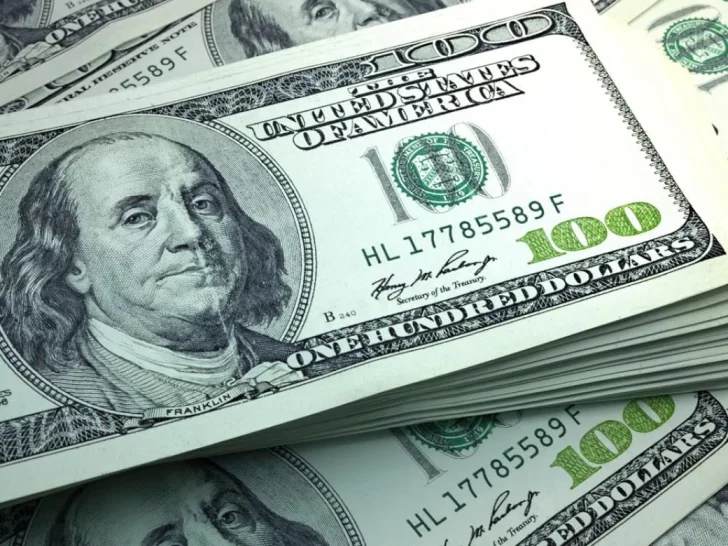 El dólar blue operó con un incremento de un peso, a $472 por unidad