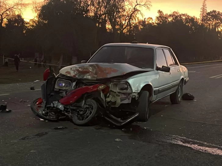 Una mujer en moto falleció al chocar contra un automovilista