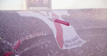 La fiesta Monumental de River con un telón, humo rojo y blanco y cánticos alusivos a Madrid