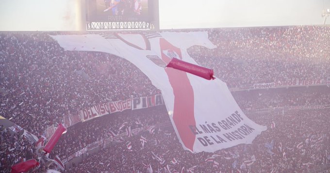 La fiesta Monumental de River con un telón, humo rojo y blanco y cánticos alusivos a Madrid