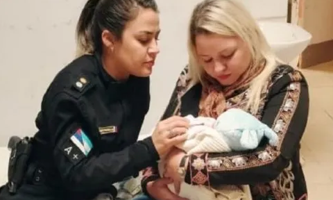 Salvaron a un bebé abandonado adentro de una bolsa negra en un tacho de basura