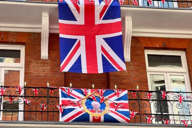 Con banderas, souvenirs, acampes y turistas, Londres vive la coronación de Carlos III