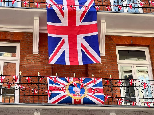 Con banderas, souvenirs, acampes y turistas, Londres vive la coronación de Carlos III