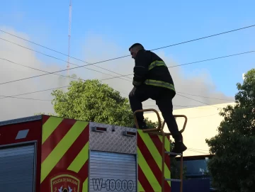 Una mamá salvó a sus hijos de 5 y 15 años en medio de un incendio por una vela que se cayó