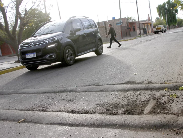 Rawson: peligro en dos esquinas por reductores de velocidad sin señalizar