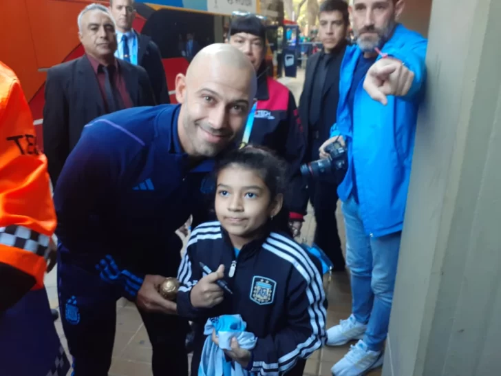 Raisa, la sanjuanina de 8 años que juega al fútbol y le entregó un regalo a Mascherano