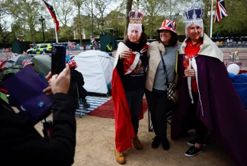 Con banderas, souvenirs y acampes, Londres se prepara para la coronación de Carlos III