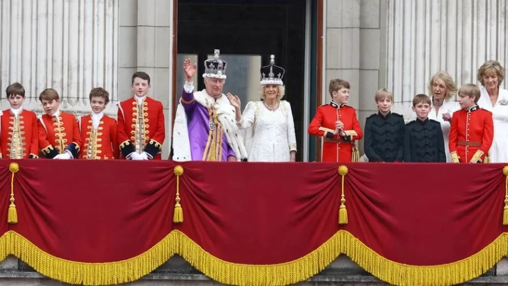 Los monarcas saludaron desde el balcón del Palacio de Buckingham