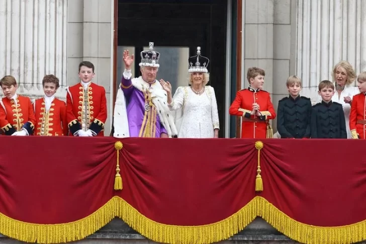 Los monarcas saludaron desde el balcón del Palacio de Buckingham