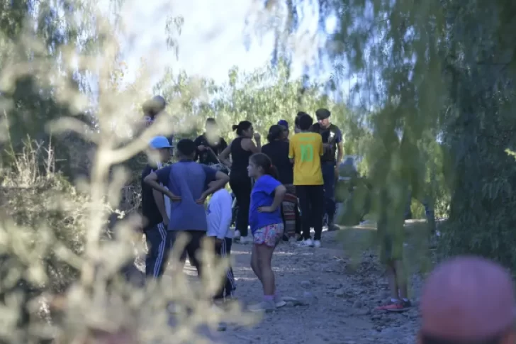 Hallan asesinados a balazos a dos jóvenes en una vivienda de un barrio de Mendoza