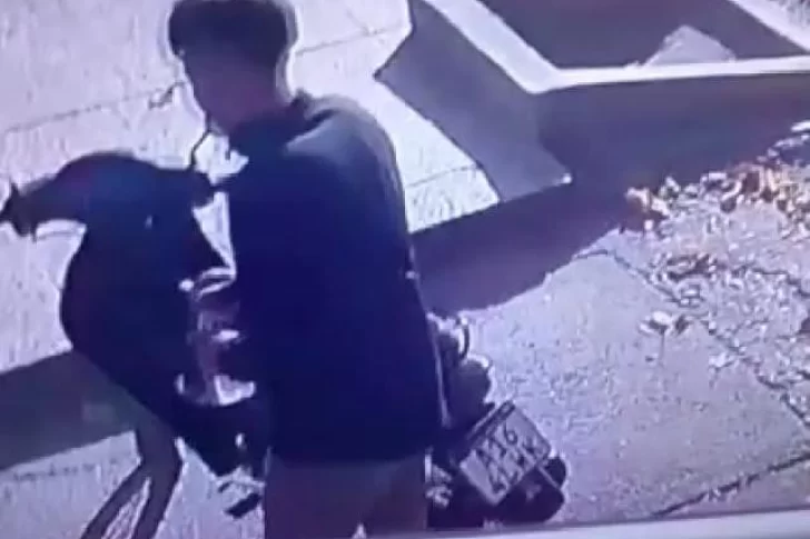 Le roban a un panadero la moto que todavía no termina de pagar: “La destrabó y se fue caminando”