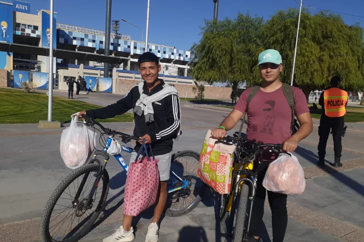 Los estudiantes que se las ingeniaron para sacar unos pesos afuera del Bicentenario