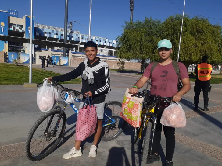 Los estudiantes que se las ingeniaron para sacar unos pesos afuera del Bicentenario