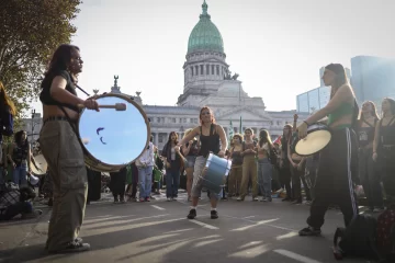 Una multitud concentró frente al Congreso para pedir “Vivas, libres y desendeudadas”