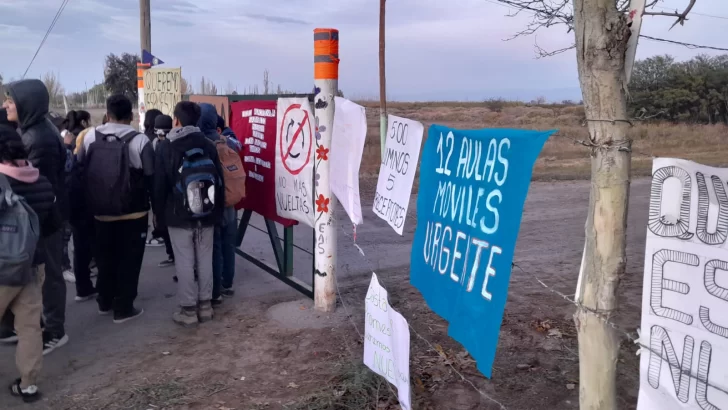 Padres tomaron una escuela: dicen que dan clases hacinados, por turnos o a la intemperie