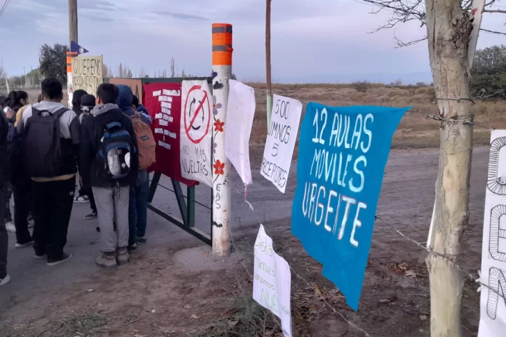 Padres tomaron una escuela: dicen que dan clases hacinados, por turnos o a la intemperie