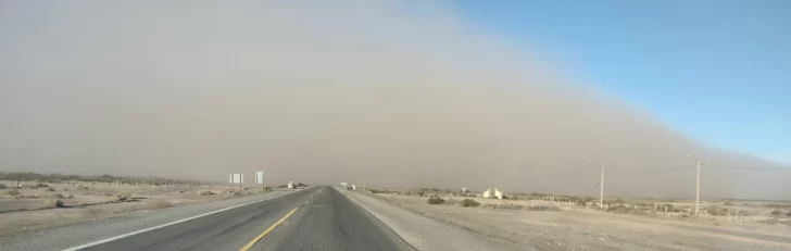 Las fotos y videos de la llegada del viento Sur que oscureció la ciudad