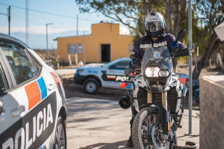 Tres menores fueron detenidos por asaltar a mano armada a un remisero y a una pasajera