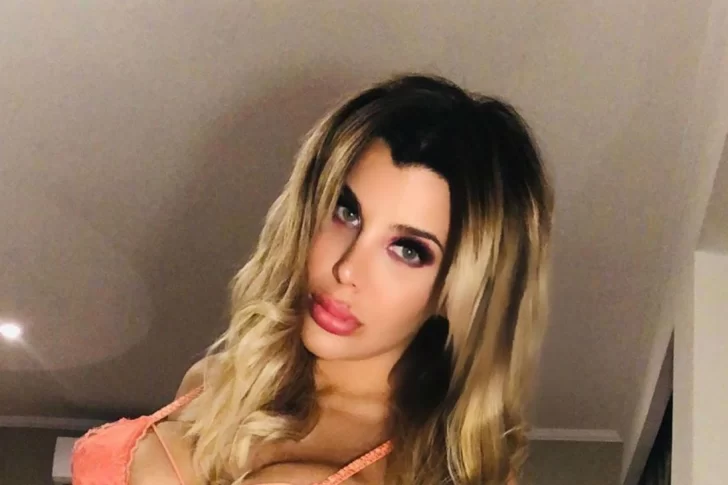 Charlotte Caniggia, endemoniada: ultra mini y tanga hilo dental a la vista