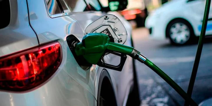 Esta semana las petroleras subirán 4% los precios de los combustibles