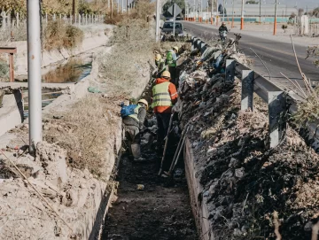 Por la sequía, reordenan el pago de la monda de los canales