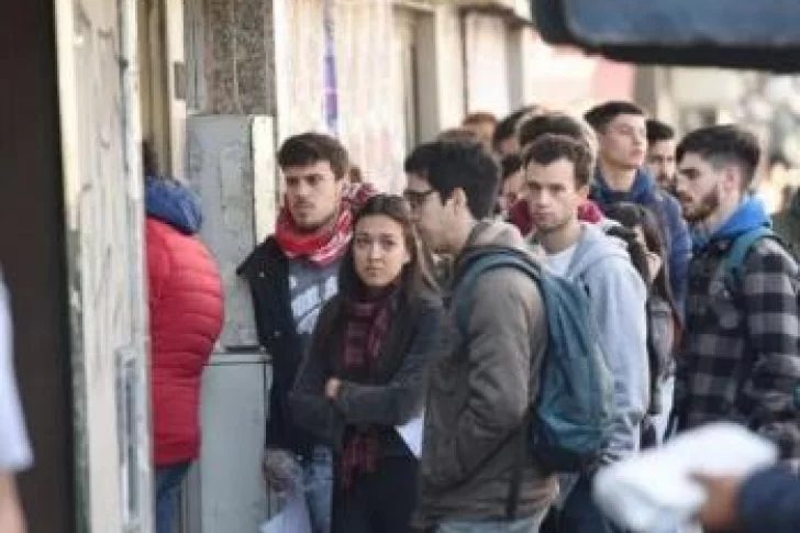 Una leve baja del desempleo: un 6,9% en el primer trimestre