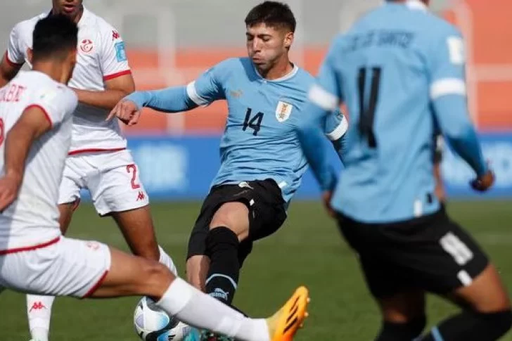 Uruguay ganó con un gol agónico