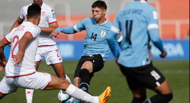 Uruguay ganó con un gol agónico