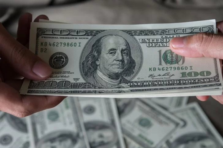El dólar tuvo un retroceso de $9, cayó a $487 y en San Juan se negoció a $497