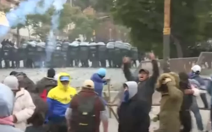 Jujuy: manifestantes entraron a la Legislatura, provocaron incendios y destrozaron autos