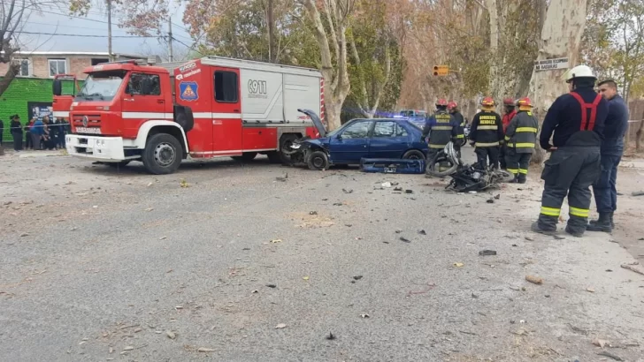 Un motociclista y su hija de 7 años murieron en un impresionante choque