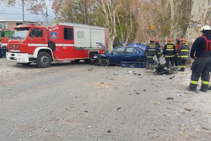 Un motociclista y su hija de 7 años murieron en un impresionante choque