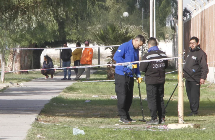 Tenía 15 años y lo hallaron muerto de un tiro frente a su casa, creen que lo mataron