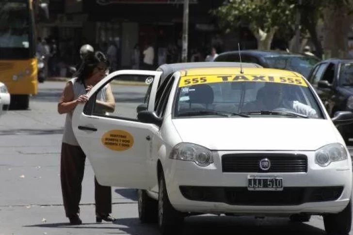 Desde mañana, viajar en taxi será un 40% más caro