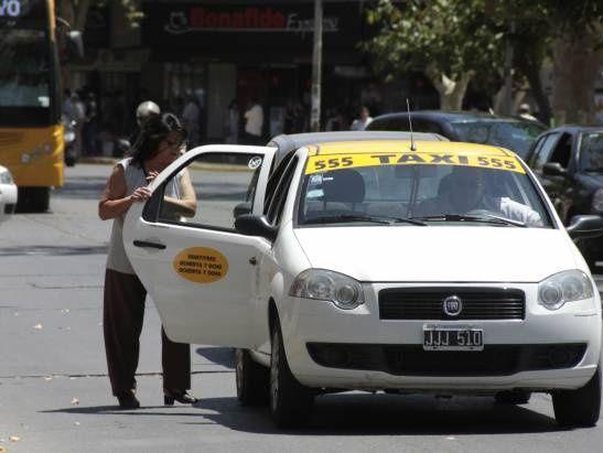 Desde mañana, viajar en taxi será un 40% más caro