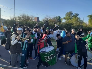 La hinchada verdinegra aportó el color a la tribuna