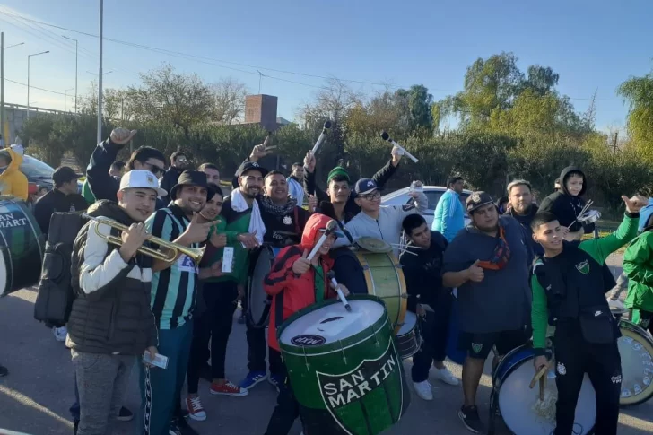 La hinchada verdinegra aportó el color a la tribuna