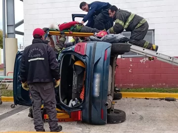 Rendía el examen para sacar la licencia, volcó y debió ser rescatada por los bomberos