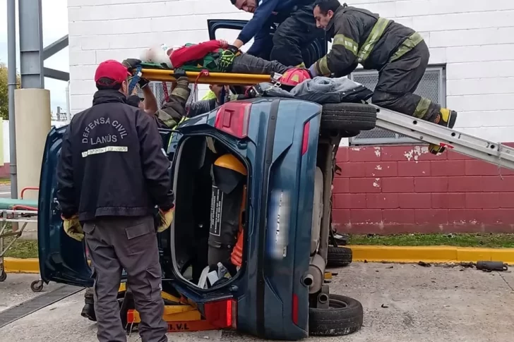 Rendía el examen para sacar la licencia, volcó y debió ser rescatada por los bomberos