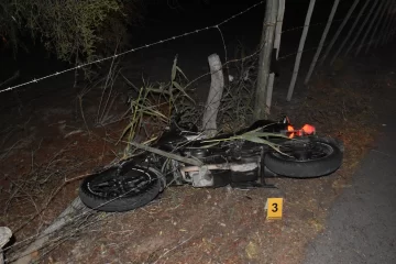 Perdió el control de su moto, impactó contra un poste de madera y falleció horas después