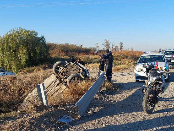 Un joven perdió el control, chocó de atrás a un utilitario y cayó con su auto a una zanja