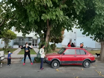 Desde una plaza, dieron una clase de Zumba para los vecinos del Barrio Fuva