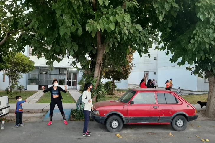 Desde una plaza, dieron una clase de Zumba para los vecinos del Barrio Fuva