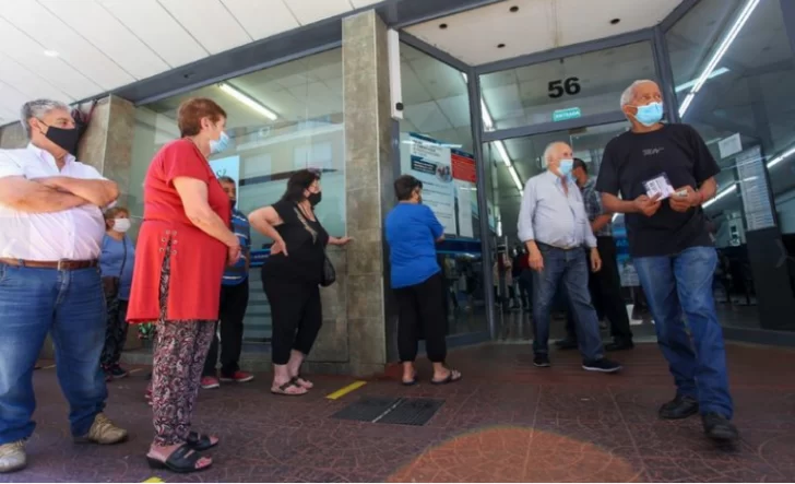 Jubilados y pensionados cobrarán un adicional por el aumento del salario mínimo