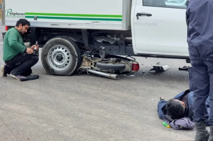 El casco salvó de lo peor a un motociclista que chocó contra una camioneta en la Ruta 20